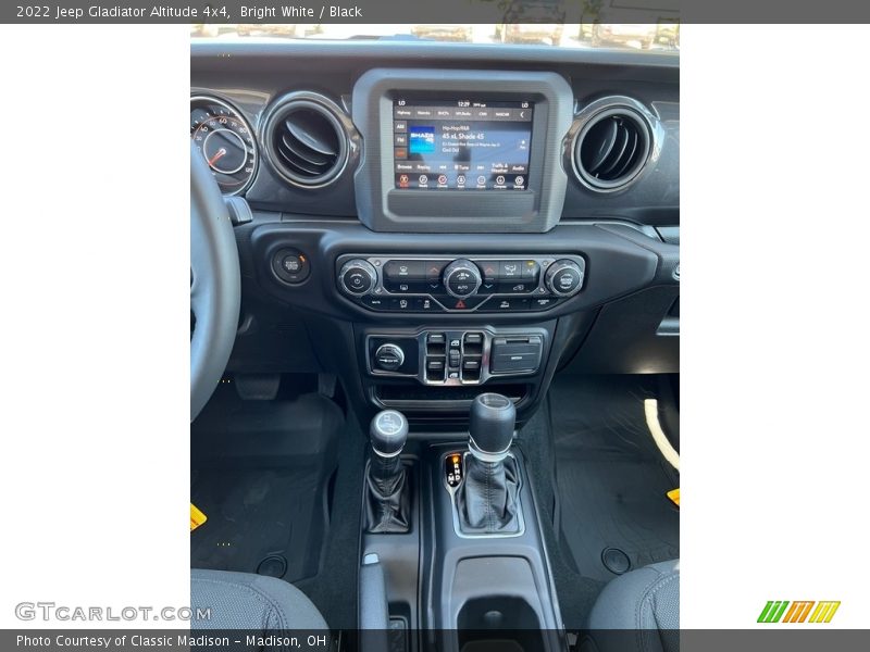 Bright White / Black 2022 Jeep Gladiator Altitude 4x4