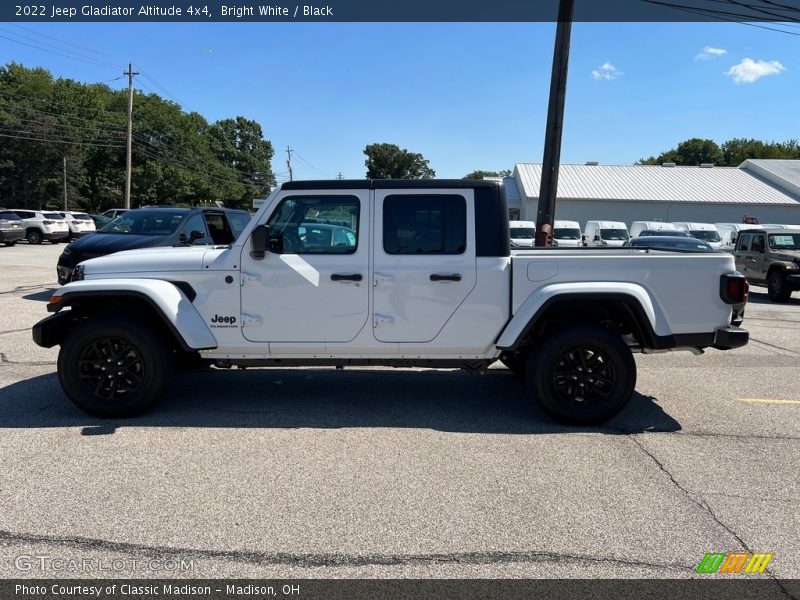 Bright White / Black 2022 Jeep Gladiator Altitude 4x4