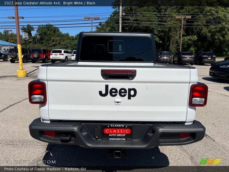 Bright White / Black 2022 Jeep Gladiator Altitude 4x4