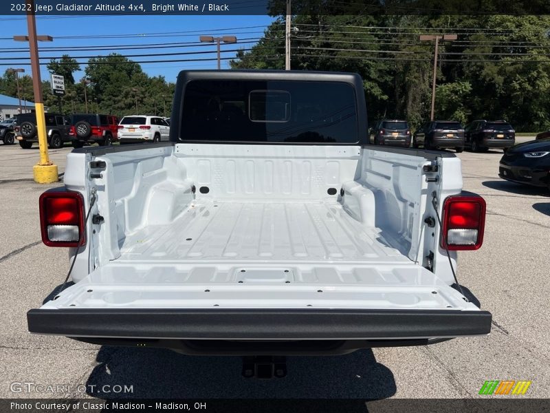 Bright White / Black 2022 Jeep Gladiator Altitude 4x4