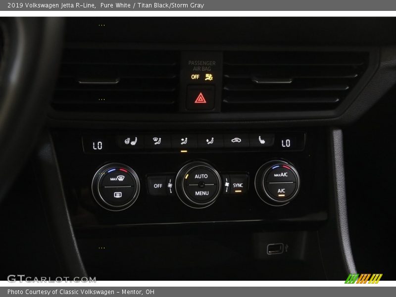 Controls of 2019 Jetta R-Line