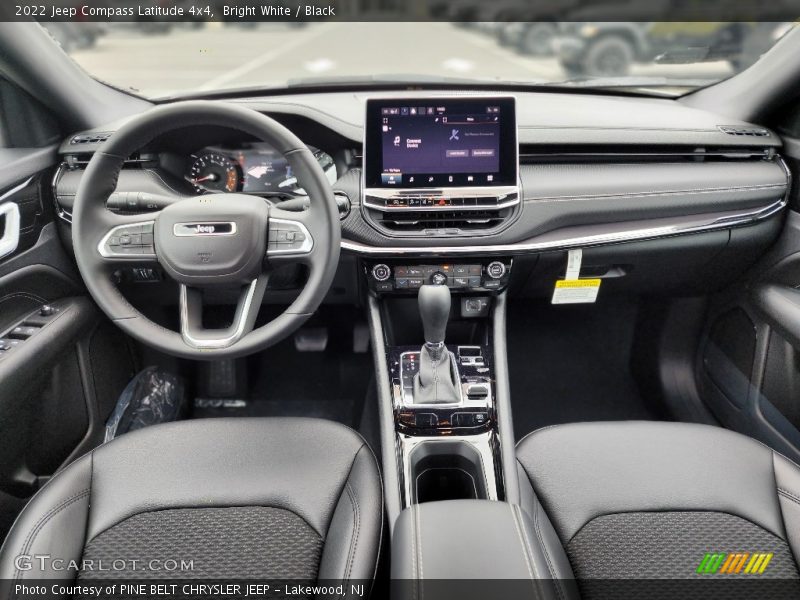Bright White / Black 2022 Jeep Compass Latitude 4x4
