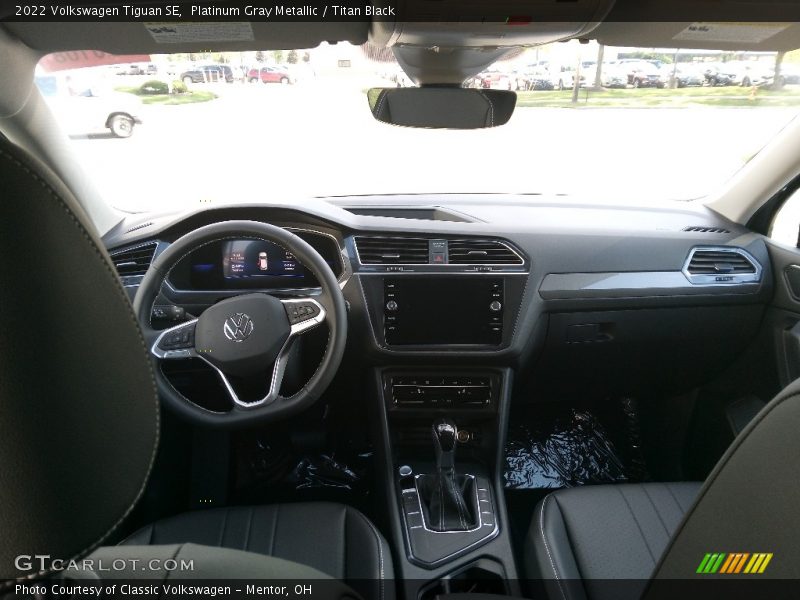Platinum Gray Metallic / Titan Black 2022 Volkswagen Tiguan SE