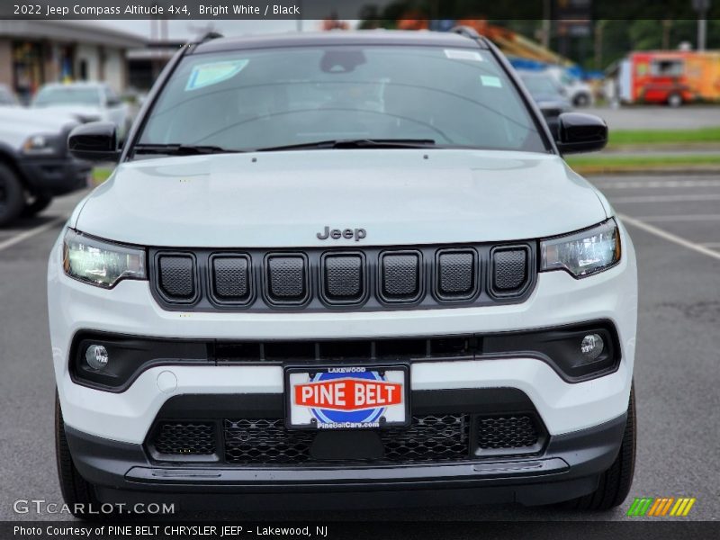 Bright White / Black 2022 Jeep Compass Altitude 4x4