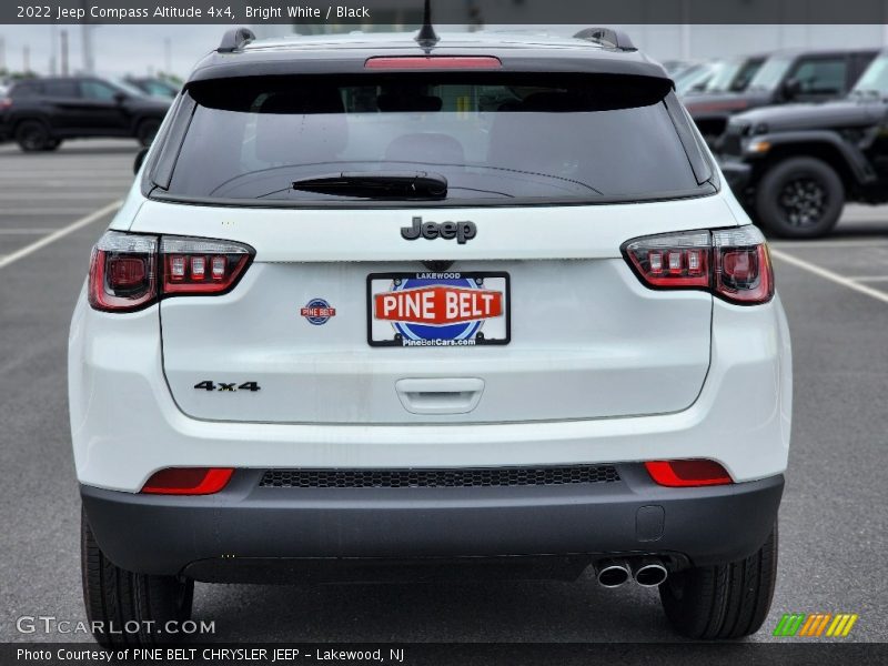 Bright White / Black 2022 Jeep Compass Altitude 4x4