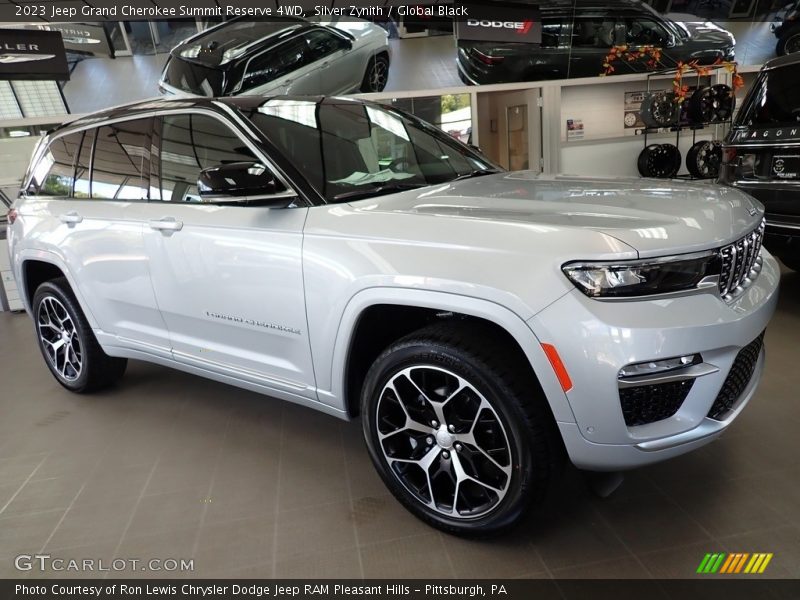 Front 3/4 View of 2023 Grand Cherokee Summit Reserve 4WD