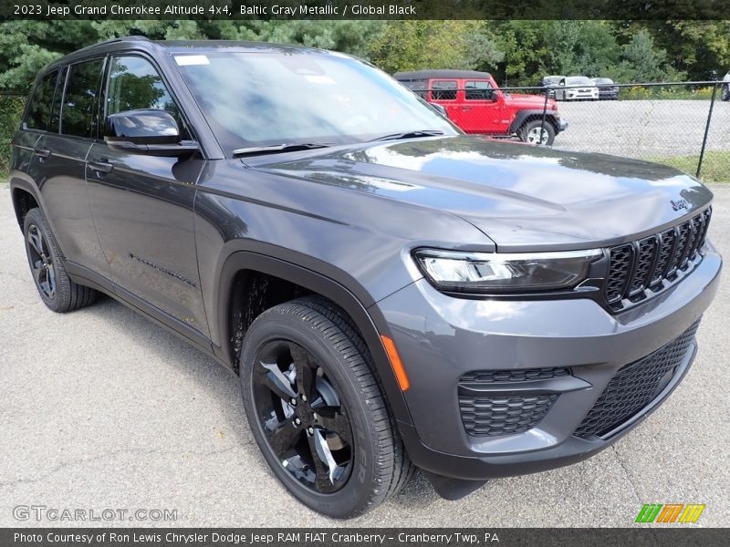 Front 3/4 View of 2023 Grand Cherokee Altitude 4x4