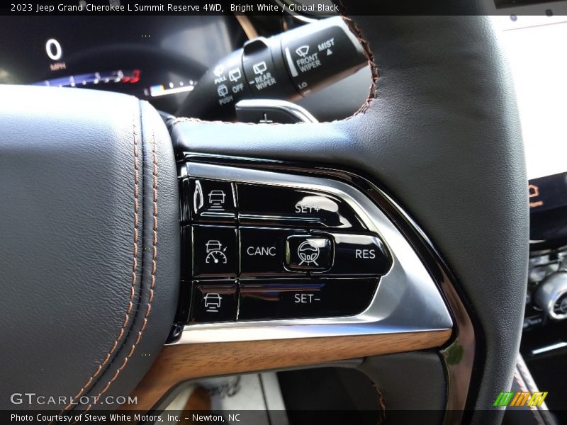 Bright White / Global Black 2023 Jeep Grand Cherokee L Summit Reserve 4WD