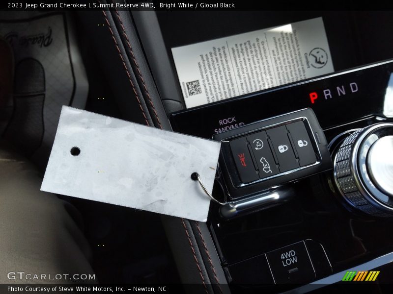 Bright White / Global Black 2023 Jeep Grand Cherokee L Summit Reserve 4WD