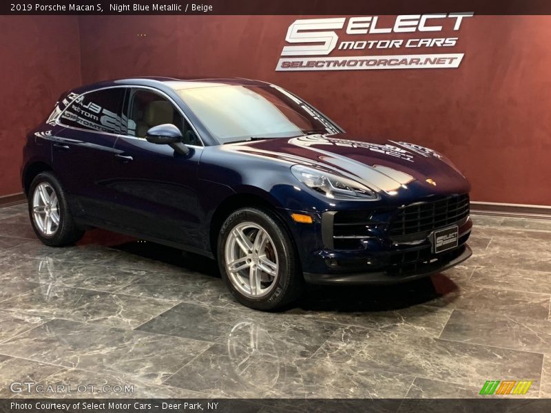 Front 3/4 View of 2019 Macan S