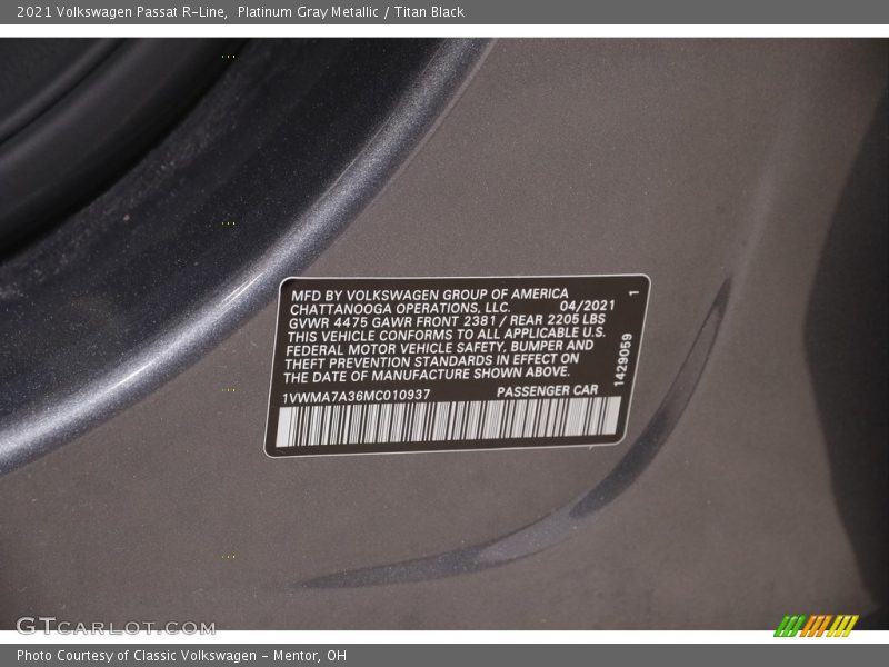 Platinum Gray Metallic / Titan Black 2021 Volkswagen Passat R-Line