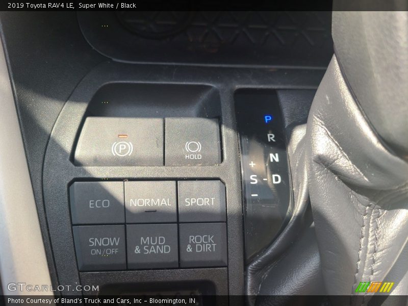 Super White / Black 2019 Toyota RAV4 LE