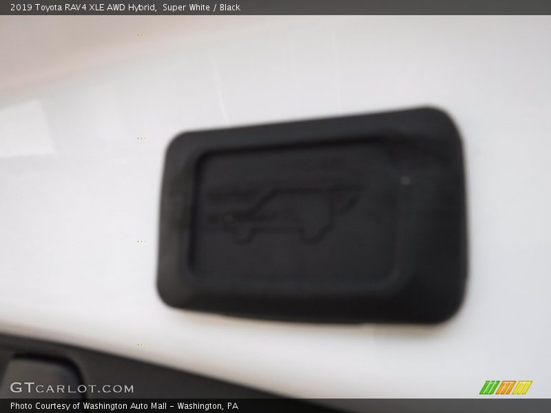Super White / Black 2019 Toyota RAV4 XLE AWD Hybrid