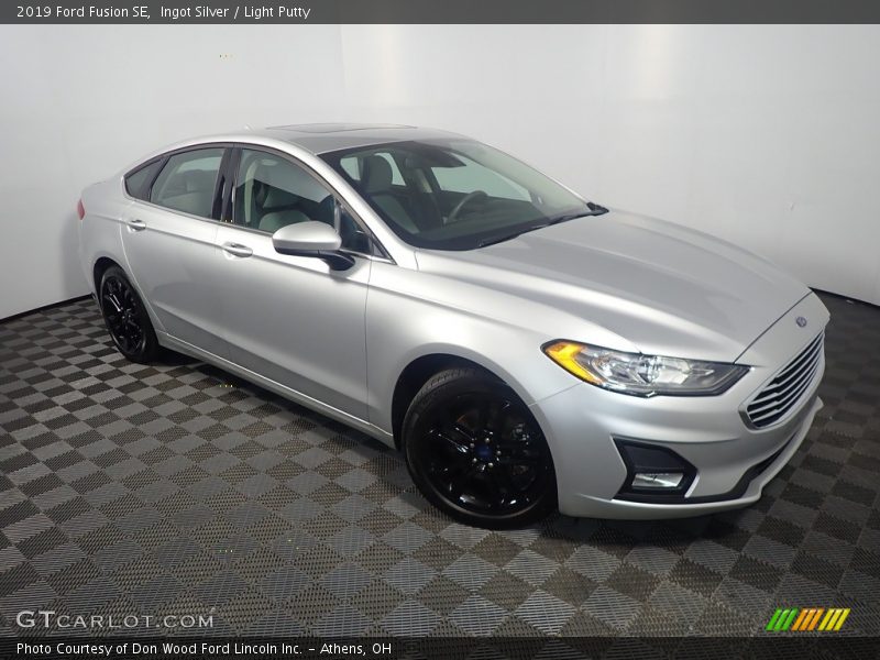Ingot Silver / Light Putty 2019 Ford Fusion SE