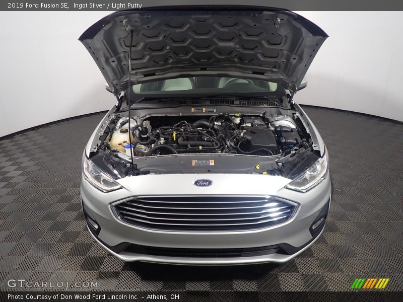 Ingot Silver / Light Putty 2019 Ford Fusion SE