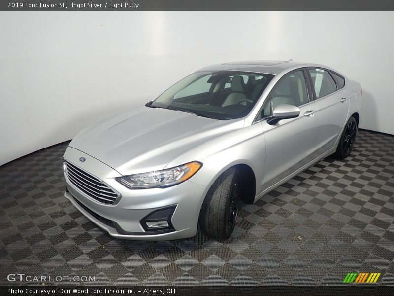 Ingot Silver / Light Putty 2019 Ford Fusion SE