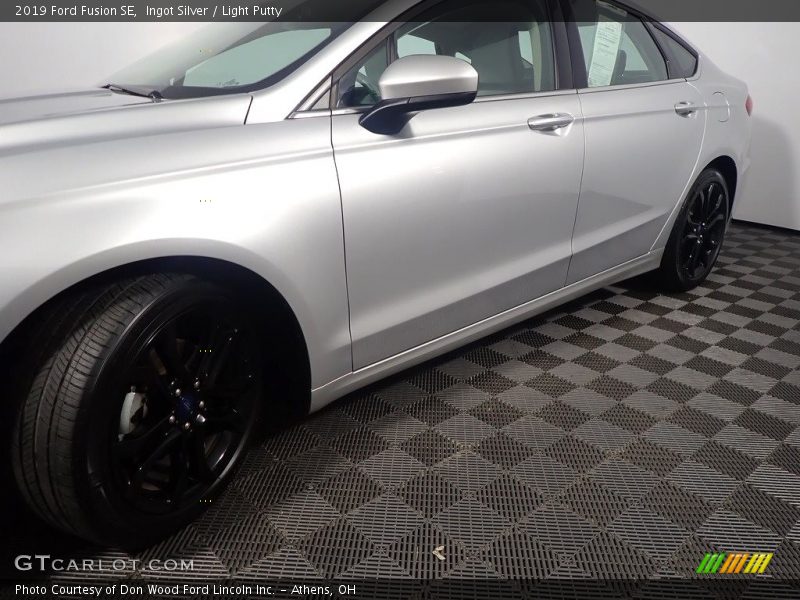 Ingot Silver / Light Putty 2019 Ford Fusion SE