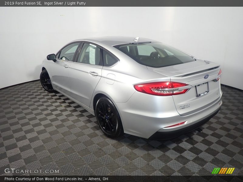 Ingot Silver / Light Putty 2019 Ford Fusion SE