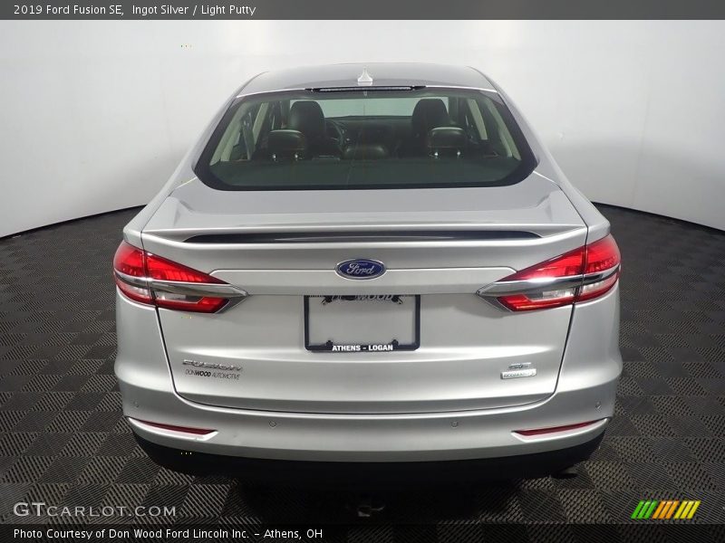 Ingot Silver / Light Putty 2019 Ford Fusion SE