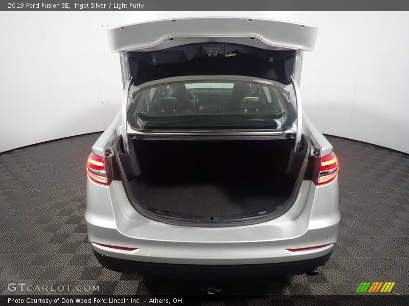 Ingot Silver / Light Putty 2019 Ford Fusion SE