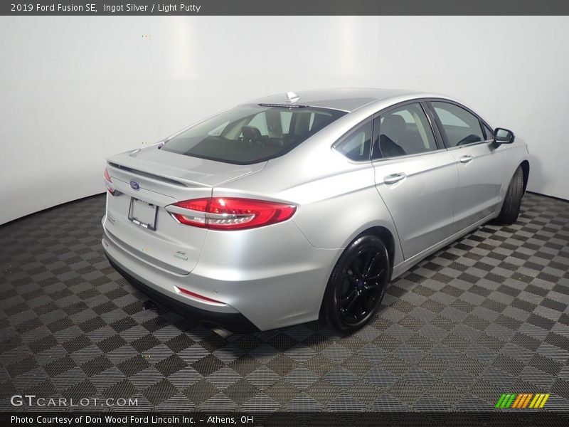 Ingot Silver / Light Putty 2019 Ford Fusion SE