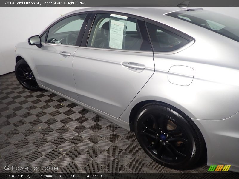 Ingot Silver / Light Putty 2019 Ford Fusion SE