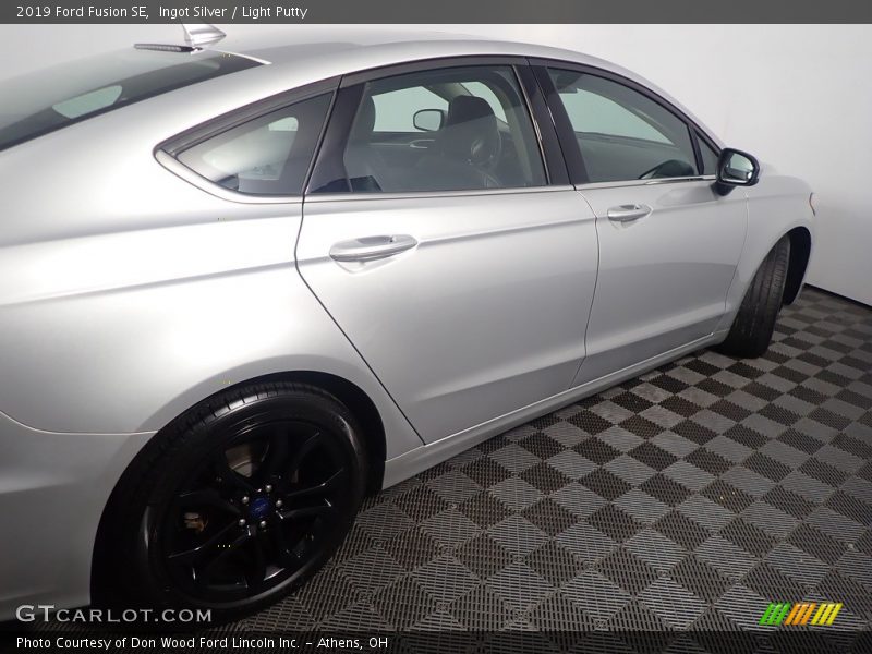 Ingot Silver / Light Putty 2019 Ford Fusion SE