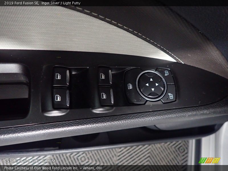 Ingot Silver / Light Putty 2019 Ford Fusion SE