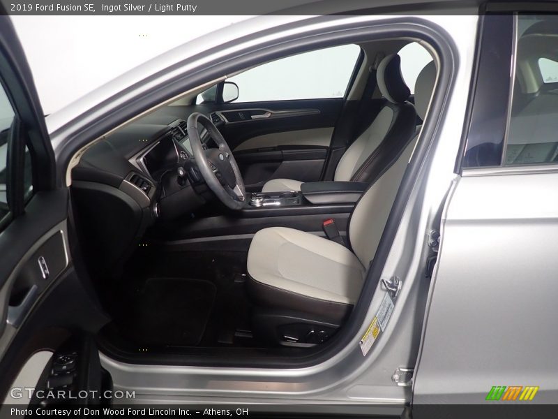 Ingot Silver / Light Putty 2019 Ford Fusion SE