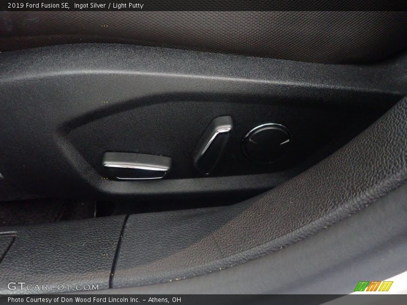 Ingot Silver / Light Putty 2019 Ford Fusion SE
