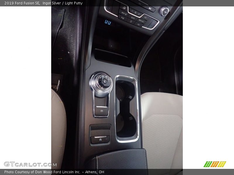 Ingot Silver / Light Putty 2019 Ford Fusion SE