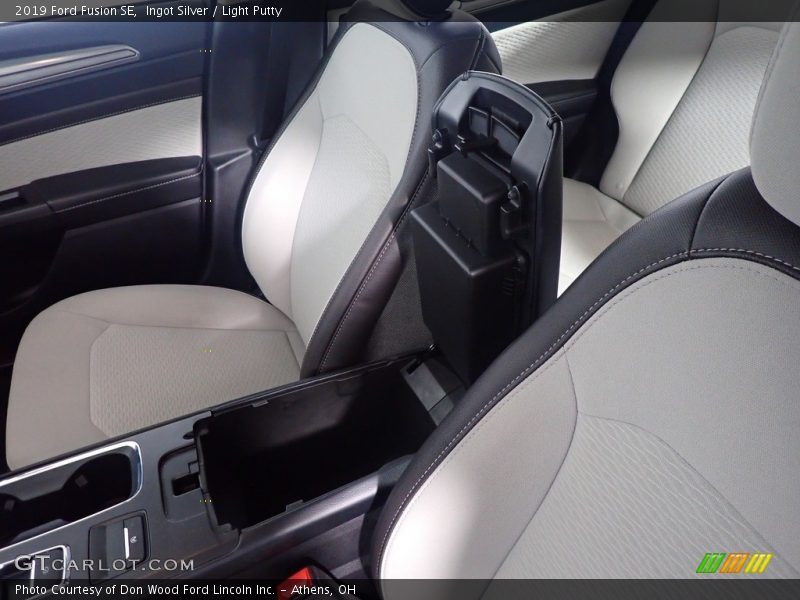 Ingot Silver / Light Putty 2019 Ford Fusion SE
