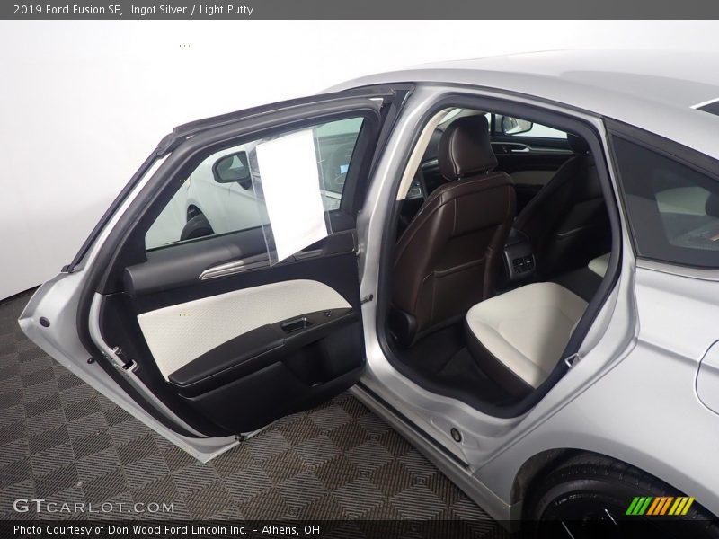 Ingot Silver / Light Putty 2019 Ford Fusion SE