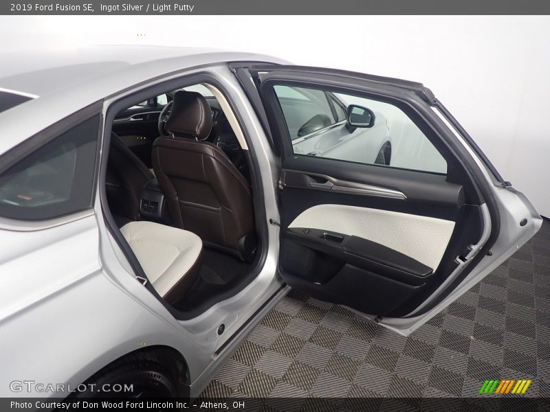 Ingot Silver / Light Putty 2019 Ford Fusion SE