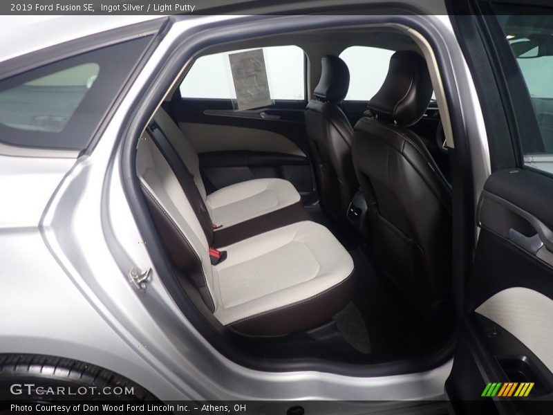 Ingot Silver / Light Putty 2019 Ford Fusion SE