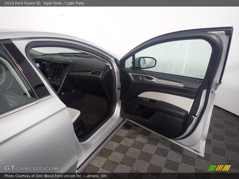 Ingot Silver / Light Putty 2019 Ford Fusion SE