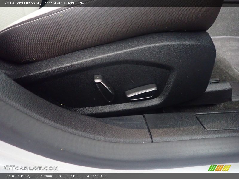 Ingot Silver / Light Putty 2019 Ford Fusion SE