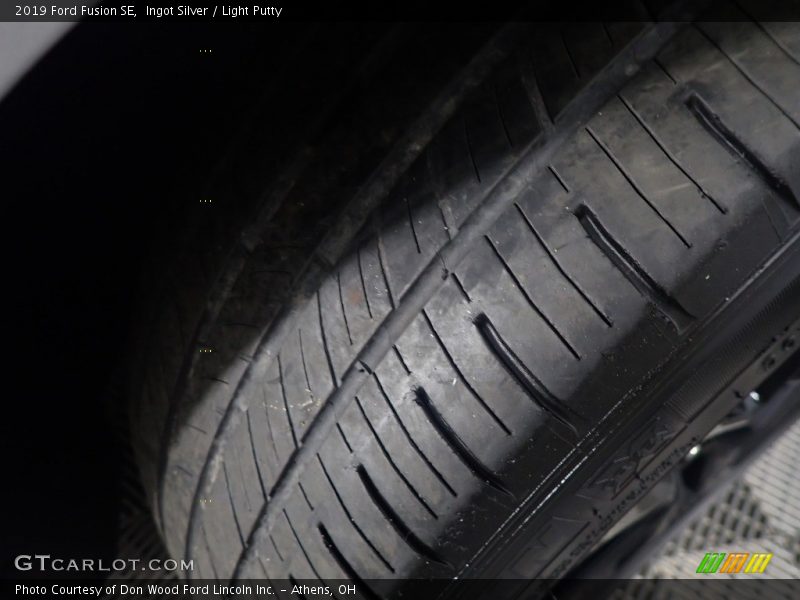 Ingot Silver / Light Putty 2019 Ford Fusion SE