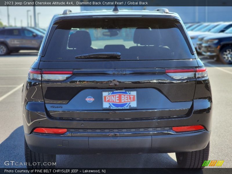 Diamond Black Crystal Pearl / Global Black 2023 Jeep Grand Cherokee Altitude 4x4