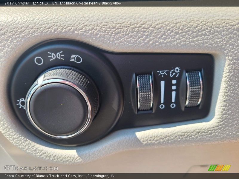 Brilliant Black Crystal Pearl / Black/Alloy 2017 Chrysler Pacifica LX