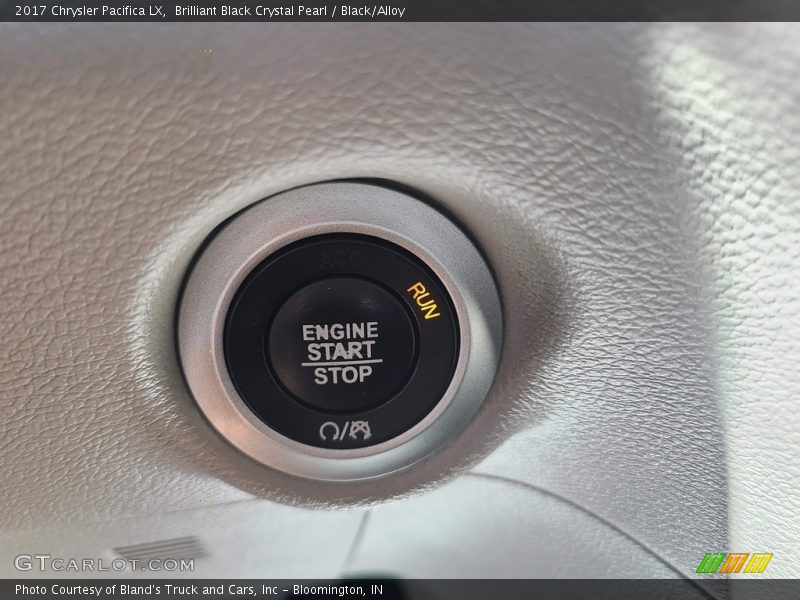 Brilliant Black Crystal Pearl / Black/Alloy 2017 Chrysler Pacifica LX