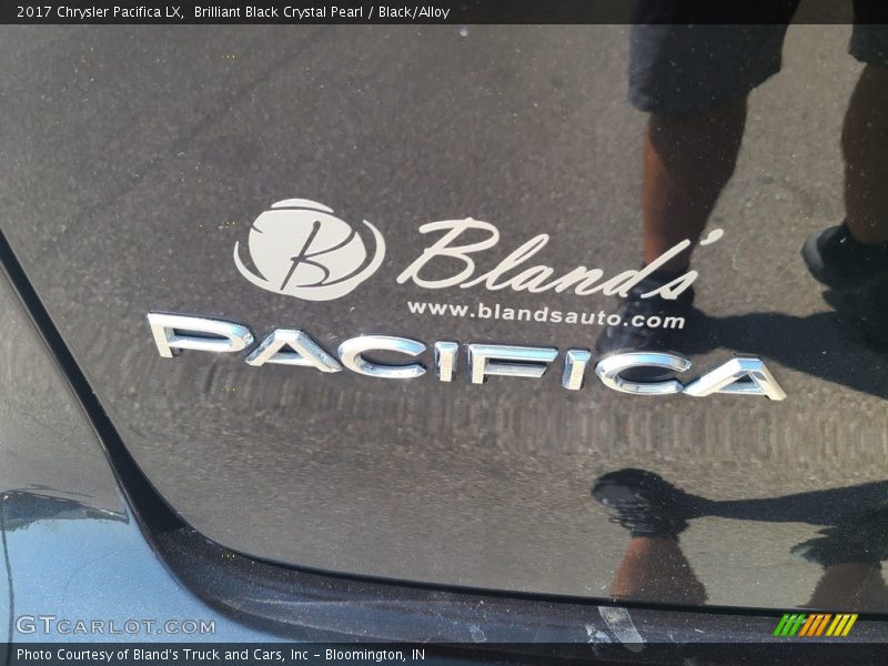 Brilliant Black Crystal Pearl / Black/Alloy 2017 Chrysler Pacifica LX