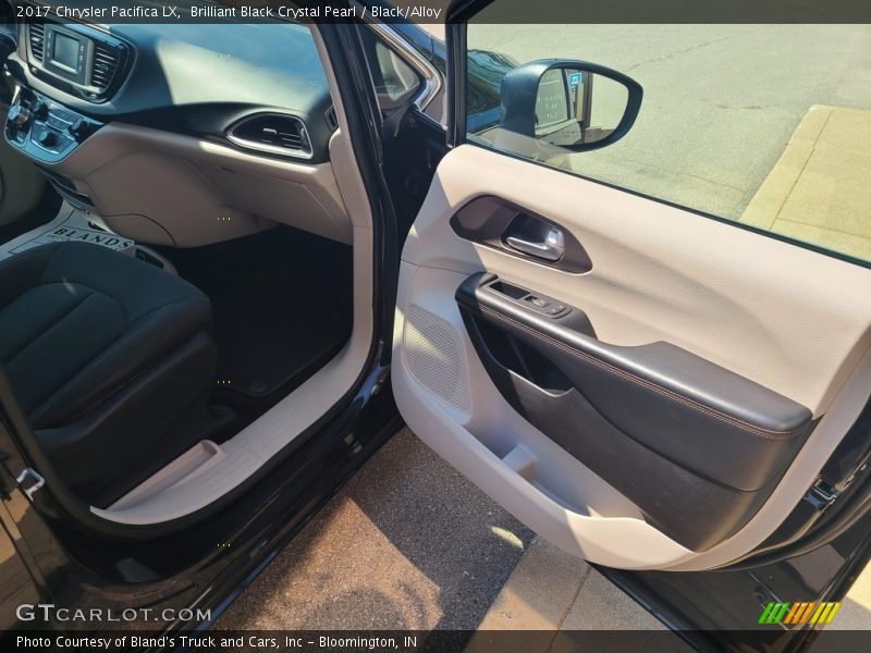 Brilliant Black Crystal Pearl / Black/Alloy 2017 Chrysler Pacifica LX