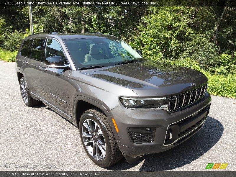 Front 3/4 View of 2023 Grand Cherokee L Overland 4x4