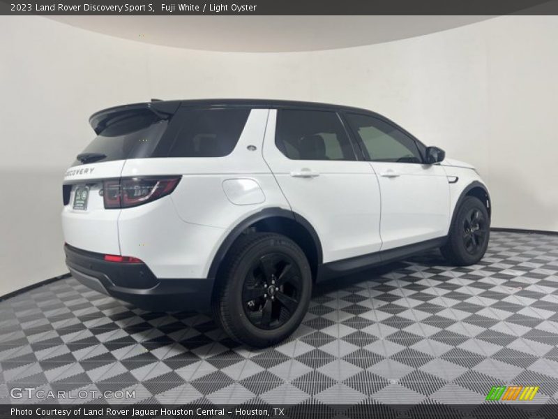 Fuji White / Light Oyster 2023 Land Rover Discovery Sport S