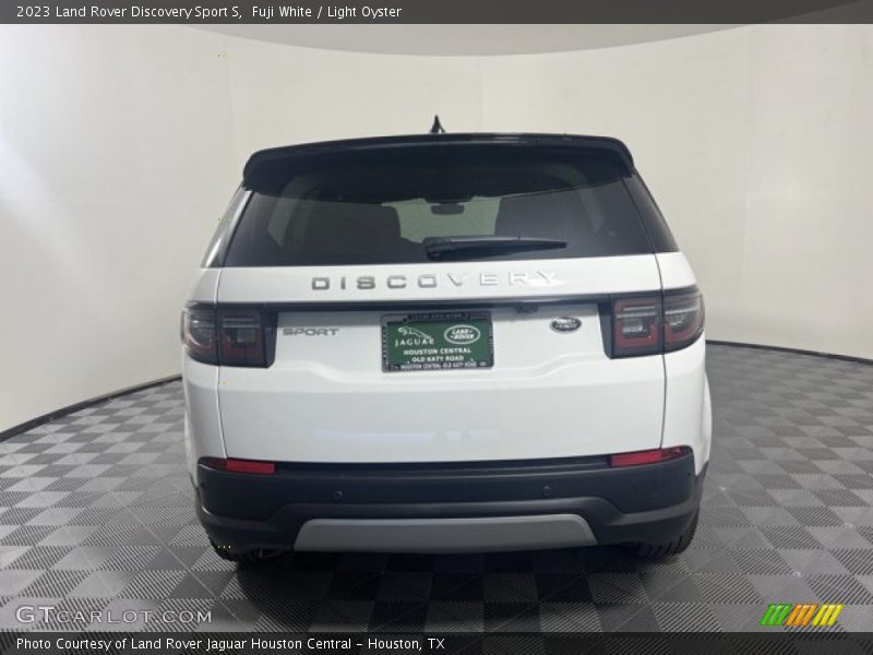 Fuji White / Light Oyster 2023 Land Rover Discovery Sport S