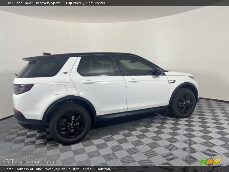 Fuji White / Light Oyster 2023 Land Rover Discovery Sport S