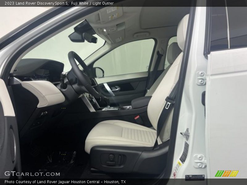 Fuji White / Light Oyster 2023 Land Rover Discovery Sport S