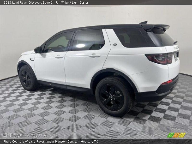 Fuji White / Light Oyster 2023 Land Rover Discovery Sport S