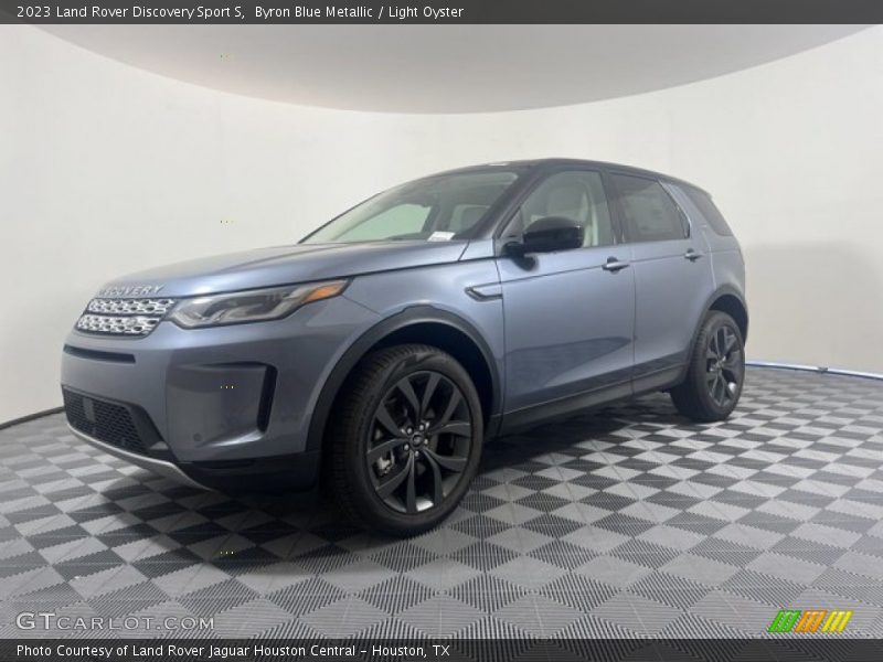 Front 3/4 View of 2023 Discovery Sport S